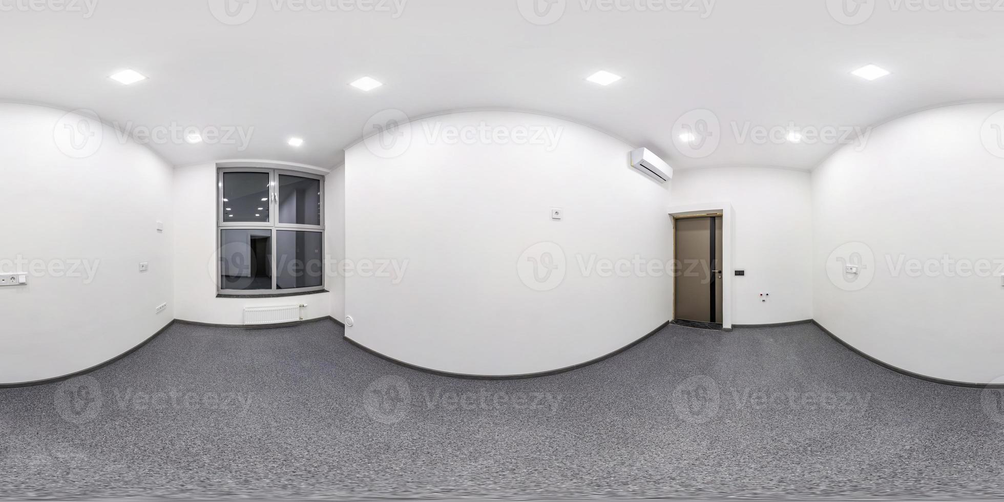 quarto branco vazio sem móveis. panorama hdri esférico completo 360 graus na sala interior em apartamentos modernos, escritório ou clínica em projeção equirretangular foto