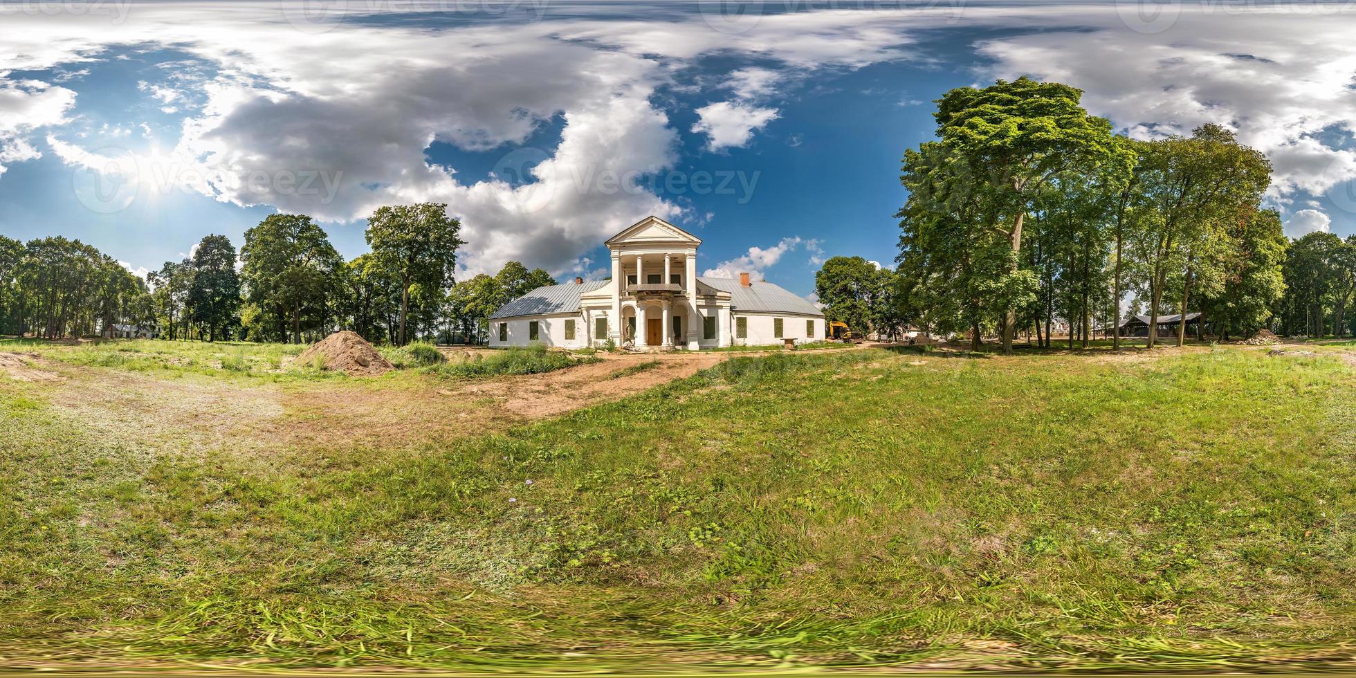 panorama hdri esférico sem costura completo vista de ângulo de 360 graus perto do castelo de herdade abandonado com colunas em projeção esférica equirretangular com zênite e nadir. para conteúdo vr foto