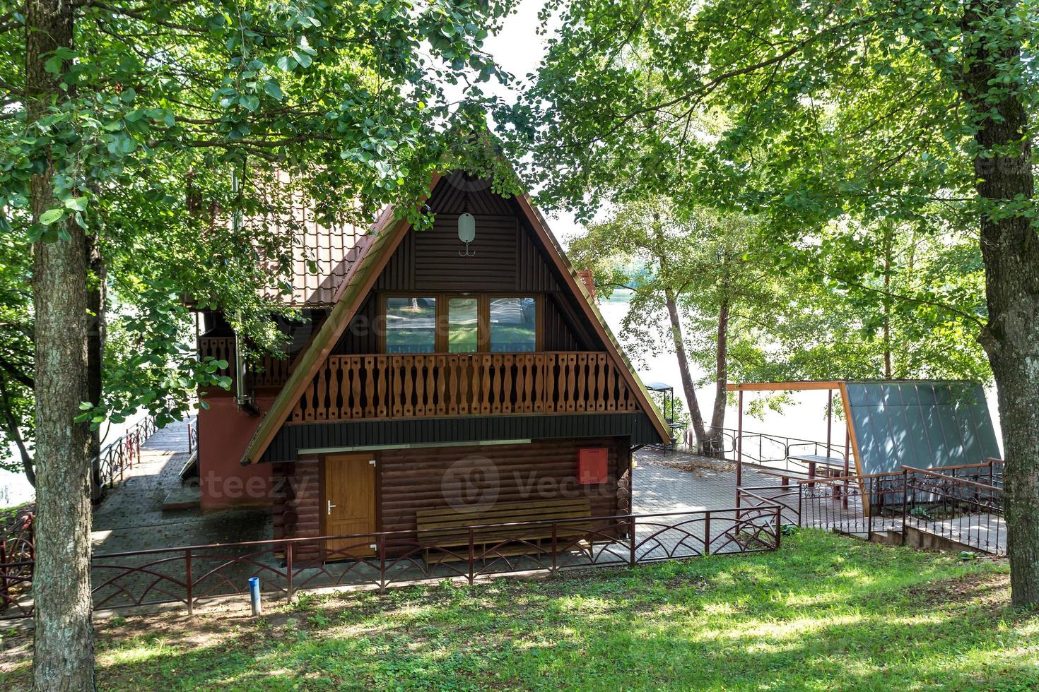 casa de campo eco de madeira na floresta perto do lago foto