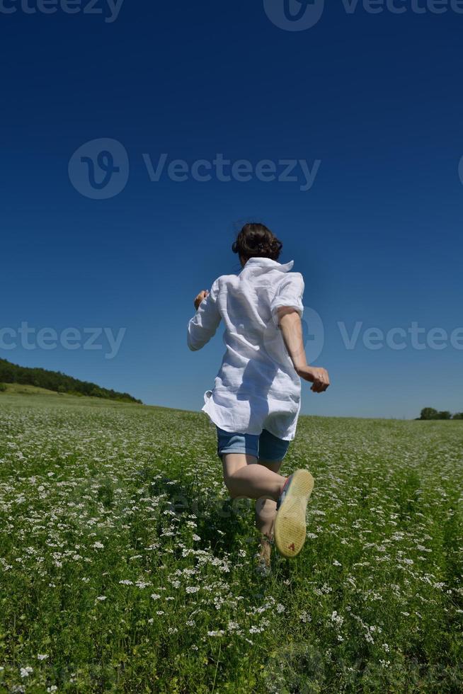 jovem mulher feliz em campo verde foto