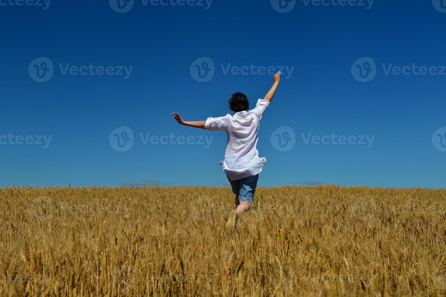 jovem no campo de trigo no verão foto