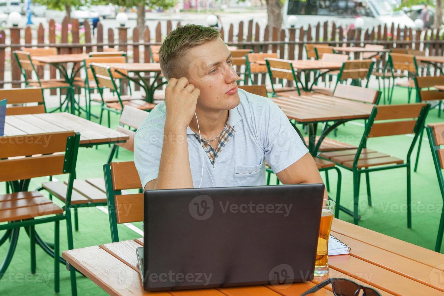 jovem em fones de ouvido foto