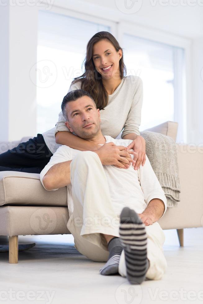 casal se abraçando em sua nova casa foto