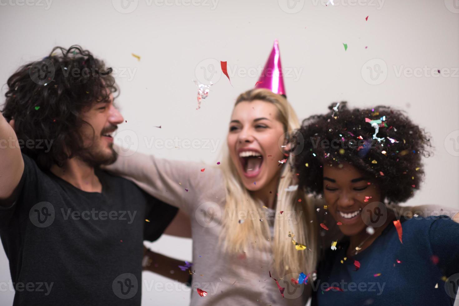 festa de confete grupo multiétnico de pessoas foto