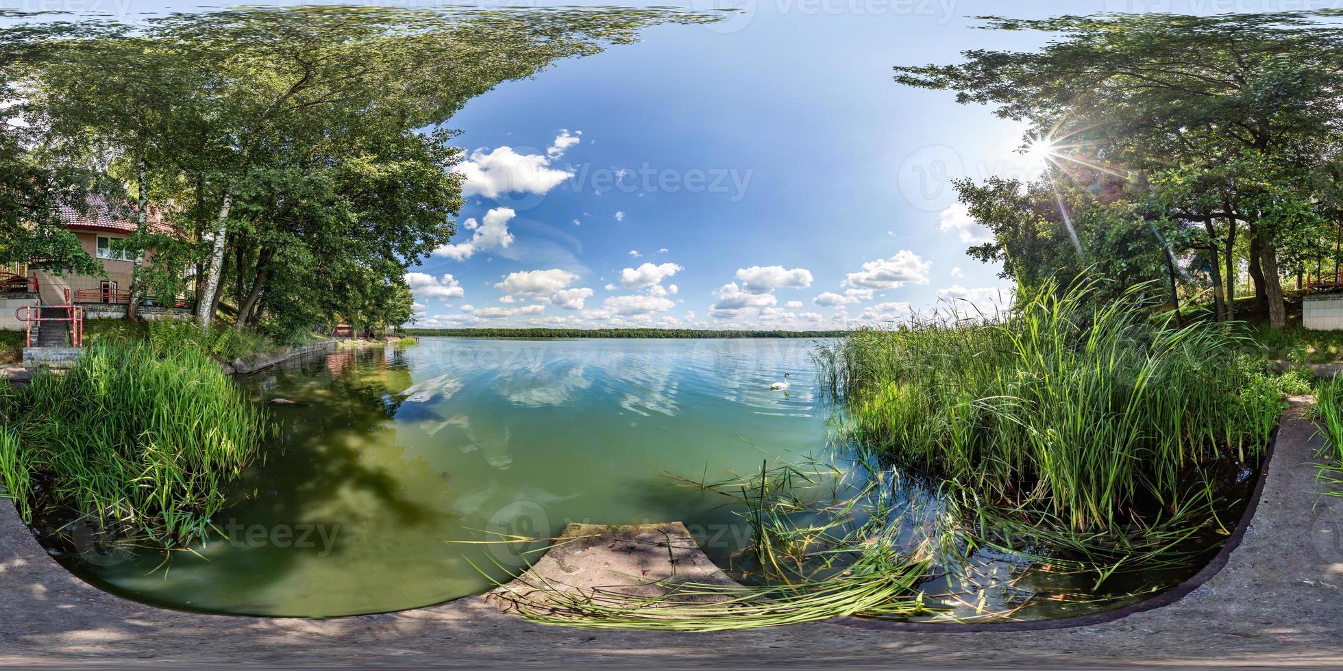 panorama hdri esférico sem costura completo vista de ângulo de 360 graus no cais de madeira do enorme lago ou rio em dia ensolarado de verão ventoso entre os arbustos da floresta em projeção equirretangular, conteúdo vr foto