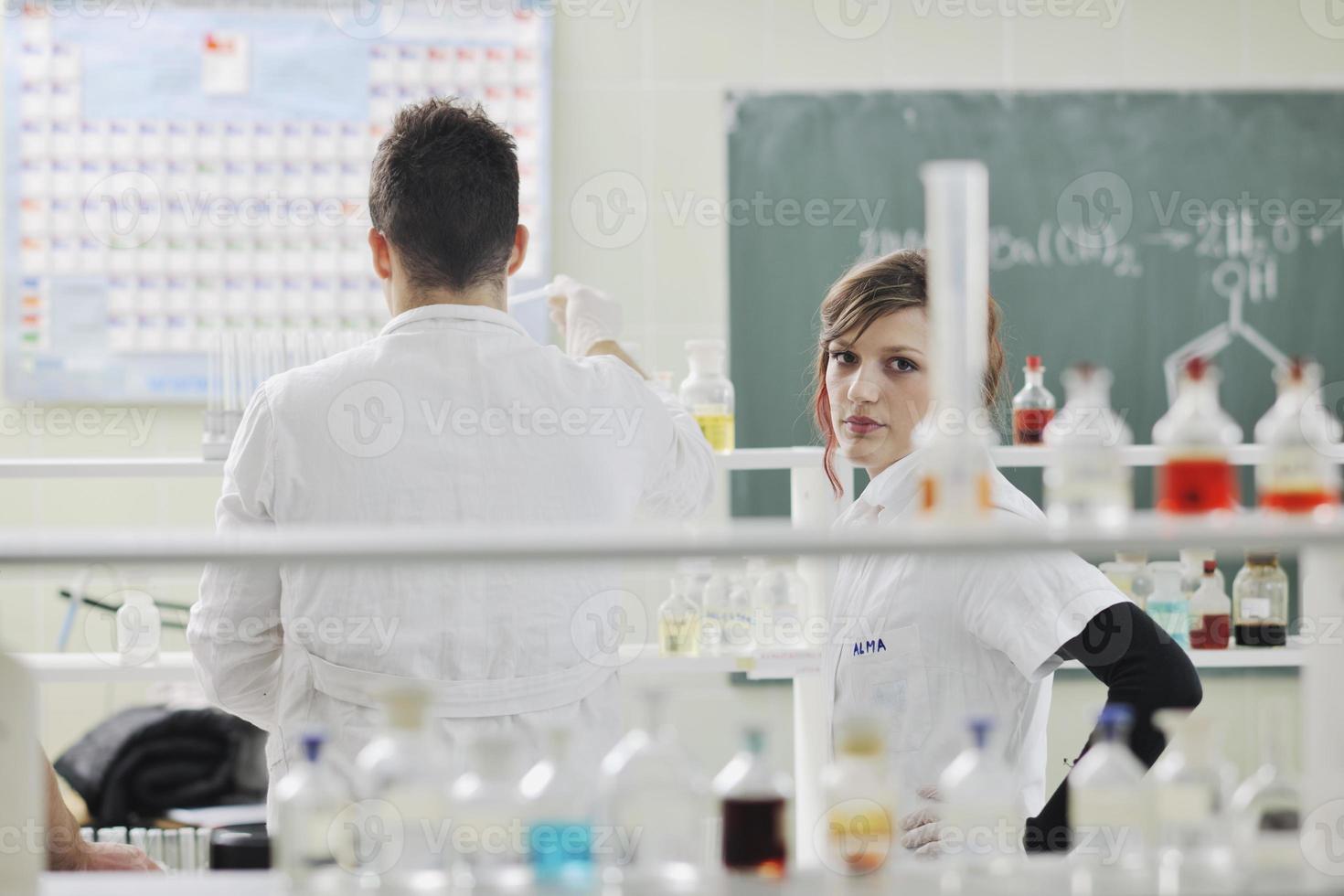 casal de estudantes no laboratório foto