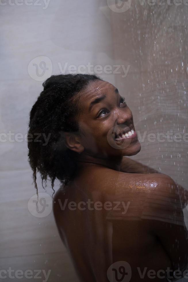 mulher afro-americana no chuveiro foto