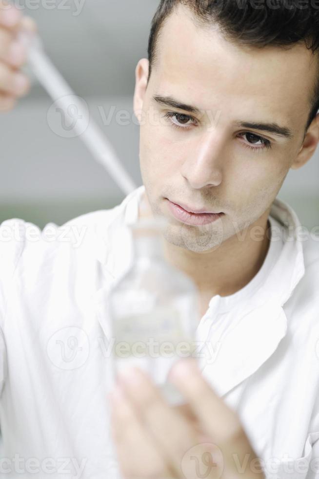 jovem cientista no laboratório foto