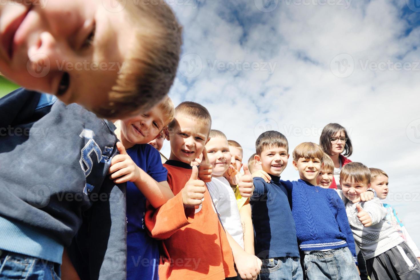 crianças pré-escolares ao ar livre se divertem foto