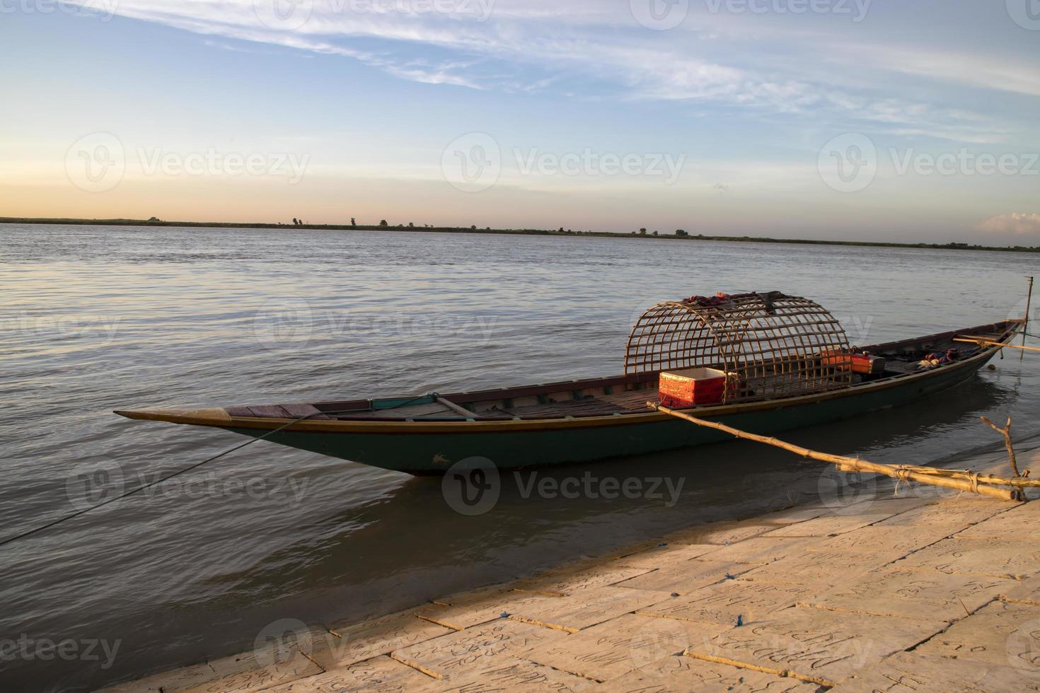 bela paisagem de barcos de pesca de madeira na margem do rio padma em bangladesh foto