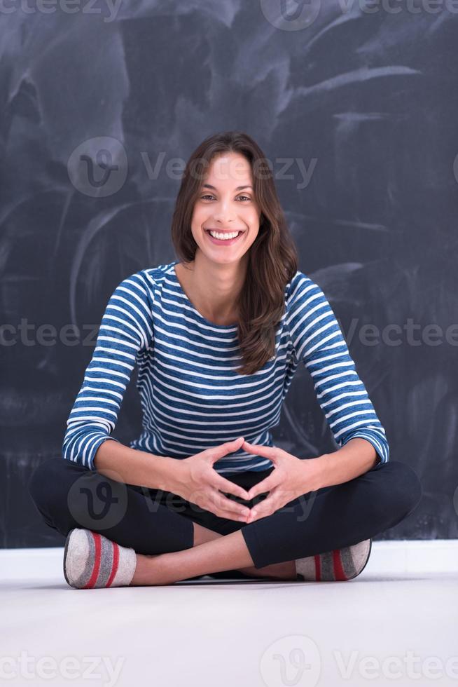 mulher sentada em frente a prancheta de giz foto