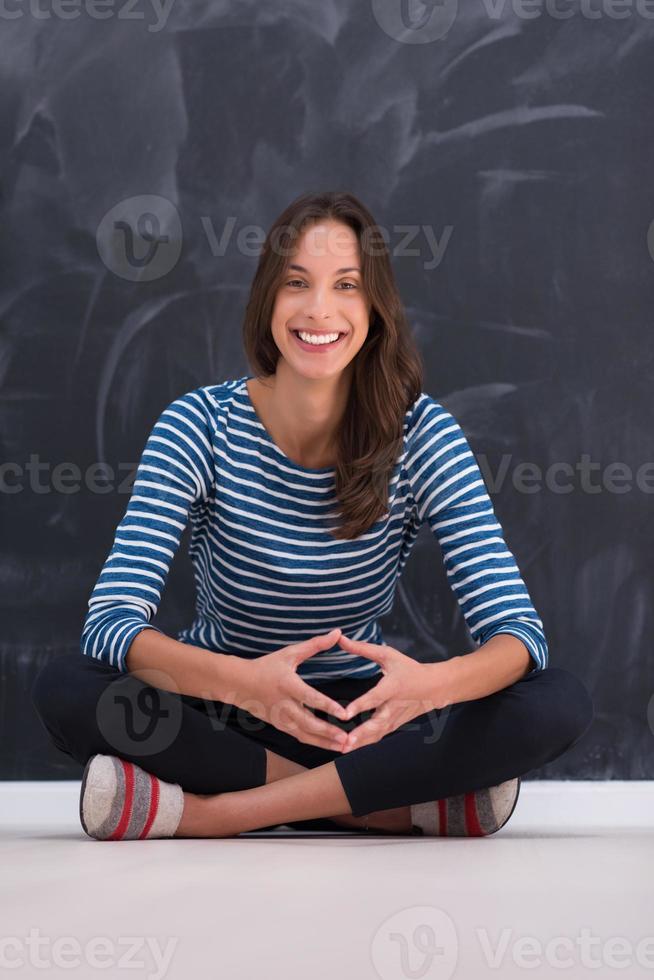 mulher sentada em frente a prancheta de giz foto