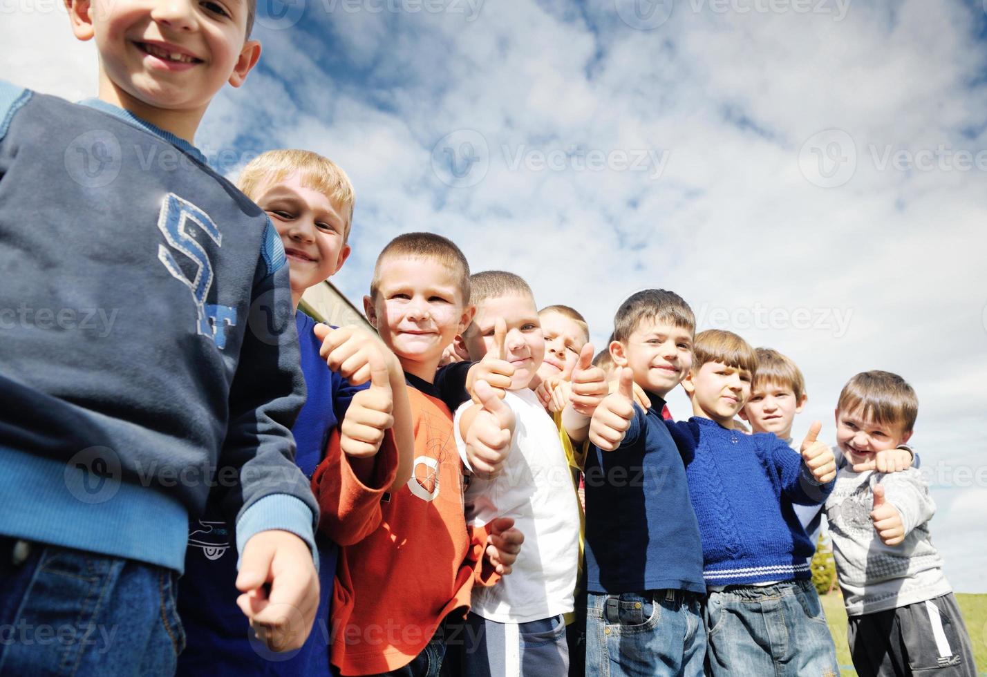 crianças pré-escolares ao ar livre se divertem foto