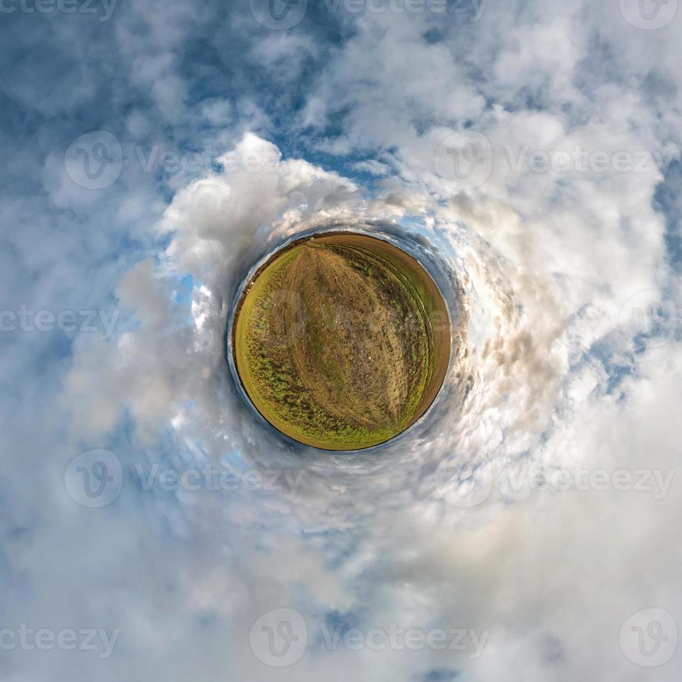 pequena transformação do planeta do panorama esférico 360 graus. vista aérea abstrata esférica em campo com lindas nuvens impressionantes. curvatura do espaço. foto