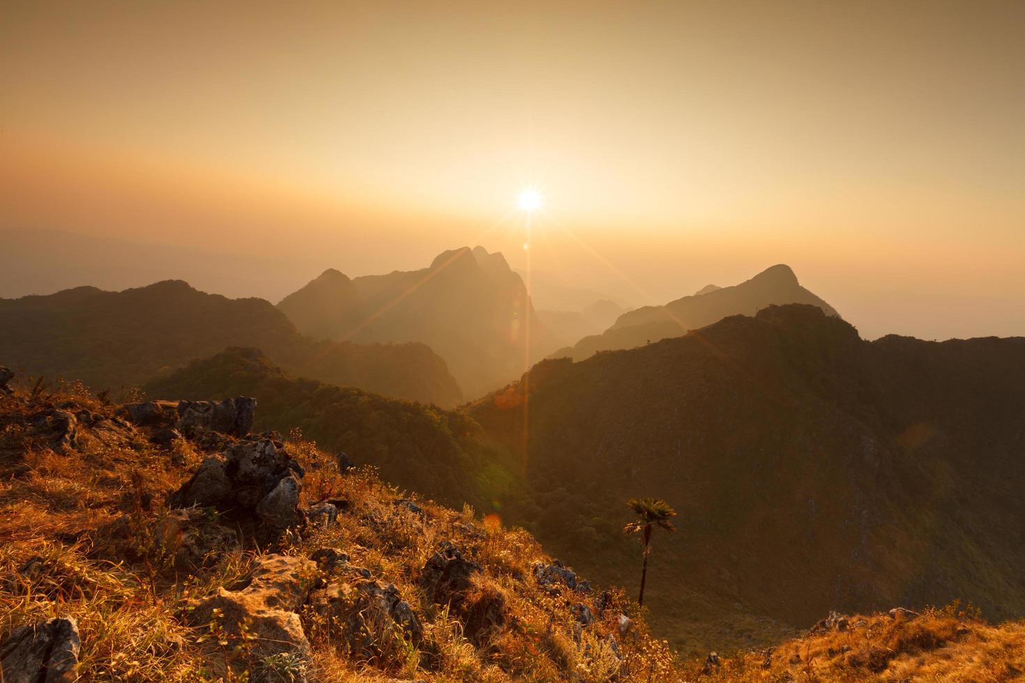 paisagem pôr do sol em doi luang chiang dao, montanha alta na província de chiang mai, tailândia foto