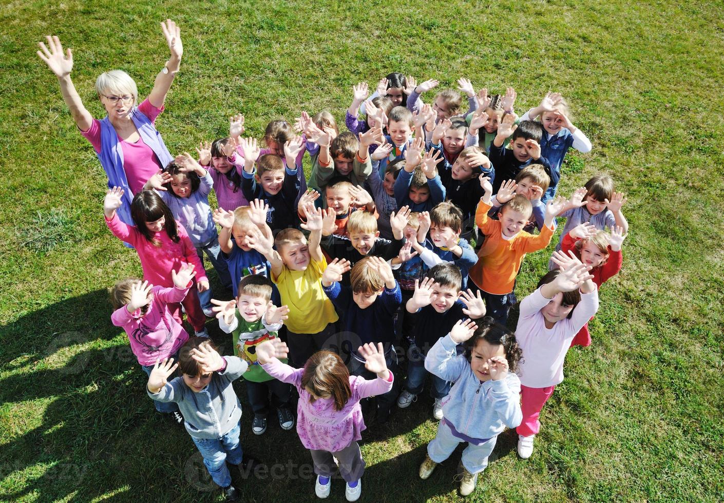 crianças pré-escolares ao ar livre se divertem foto