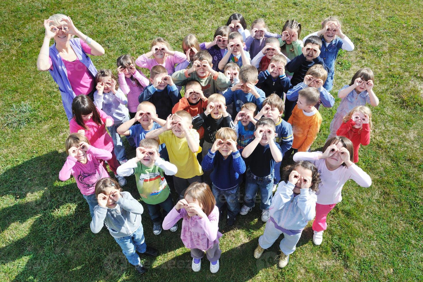 crianças pré-escolares ao ar livre se divertem foto