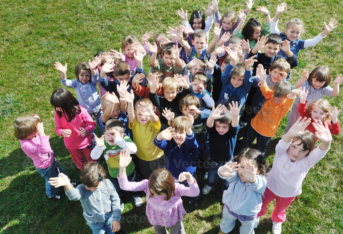 crianças pré-escolares ao ar livre se divertem foto