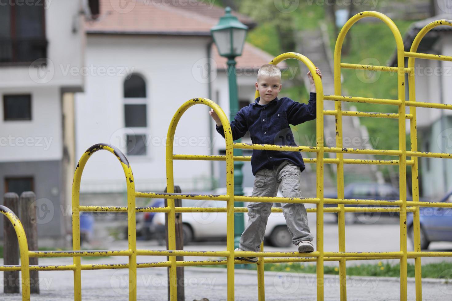 menino loiro no parque foto