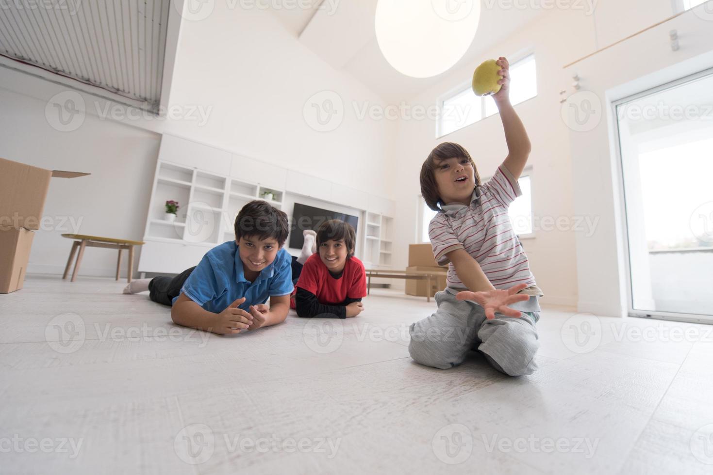 meninos se divertindo com uma maçã no chão foto