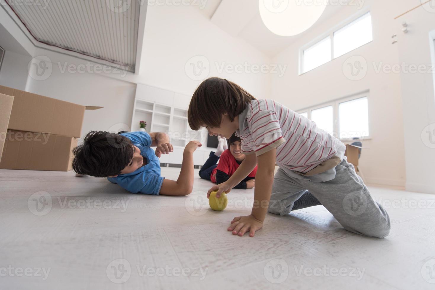 meninos se divertindo com uma maçã no chão foto