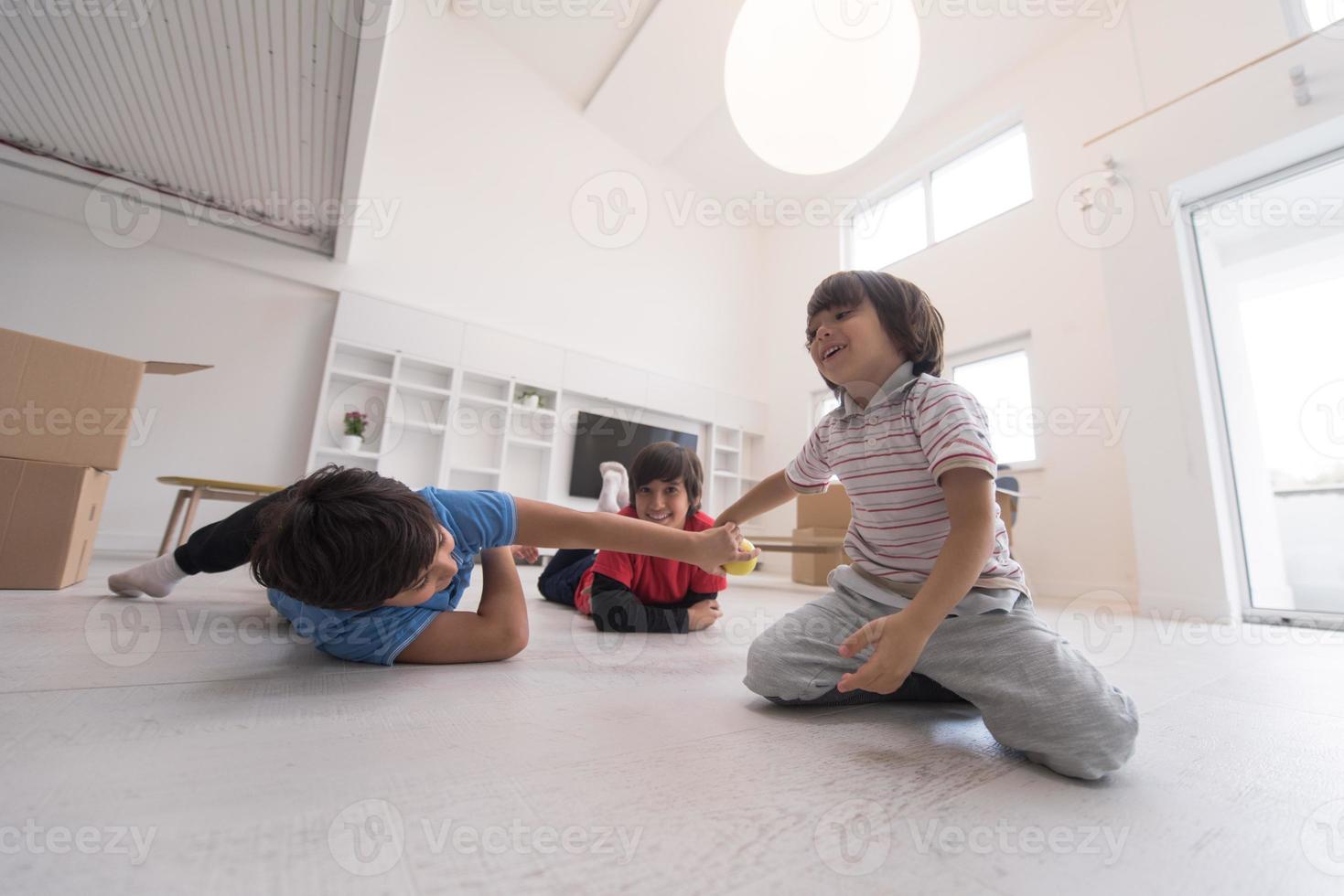 meninos se divertindo com uma maçã no chão foto