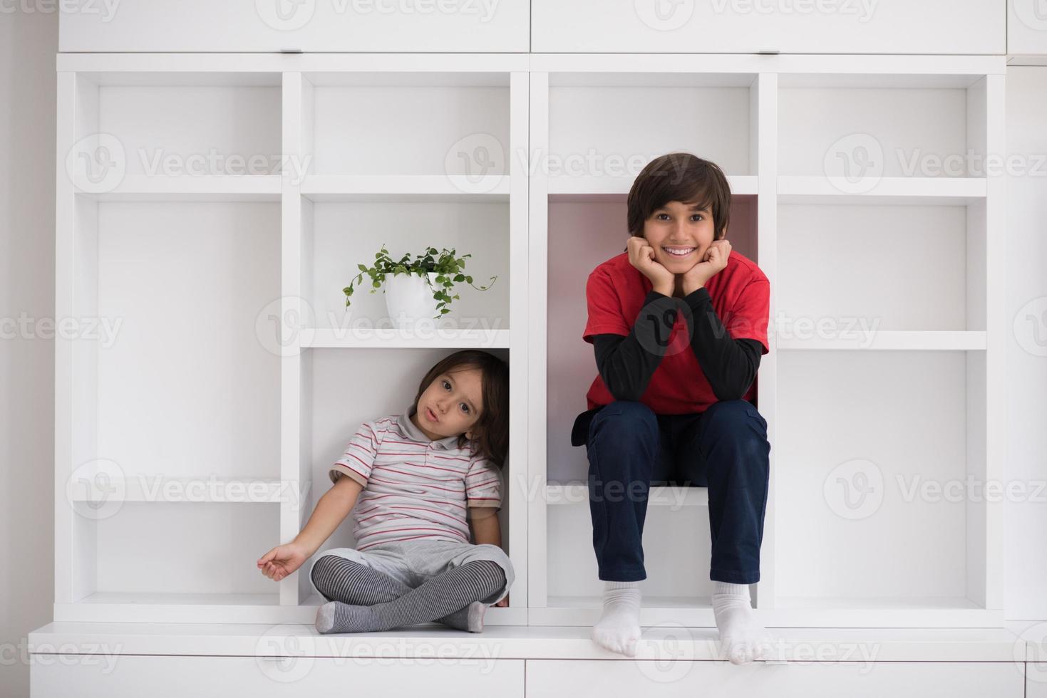 meninos posando em uma prateleira foto