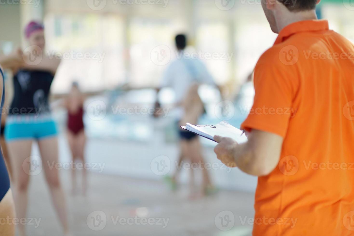 grupo de crianças felizes na piscina foto