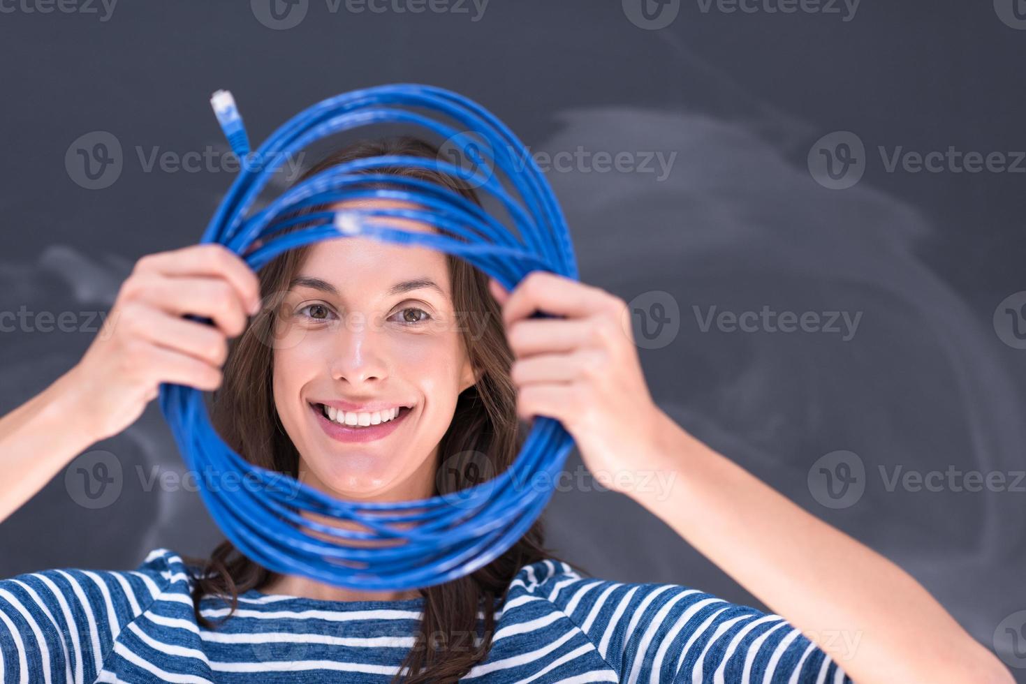 mulher segurando um cabo de internet na frente da prancheta de giz foto