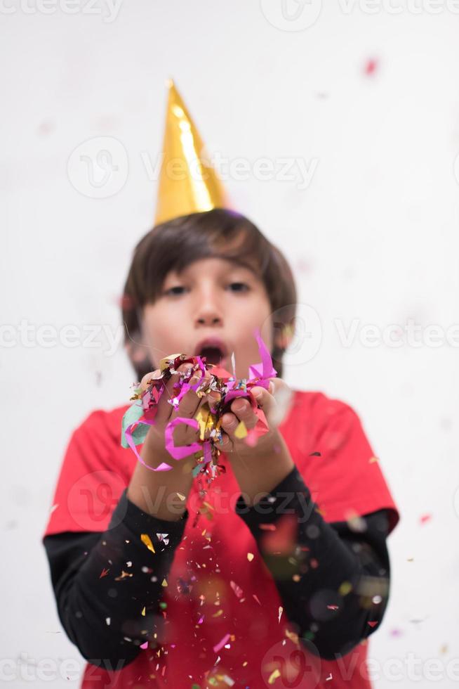 criança soprando confete foto