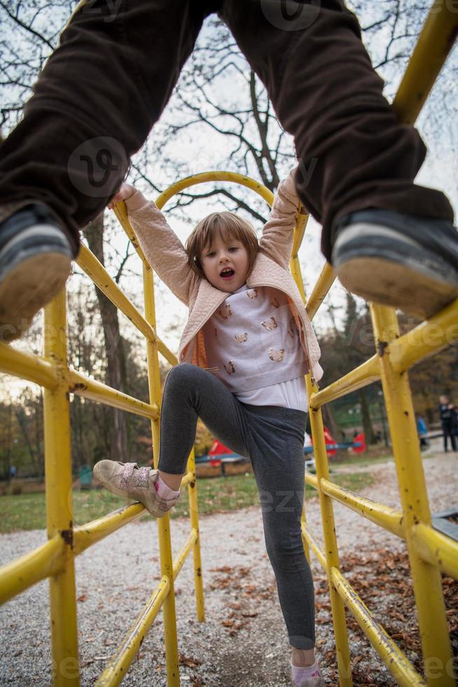 crianças no parque infantil foto