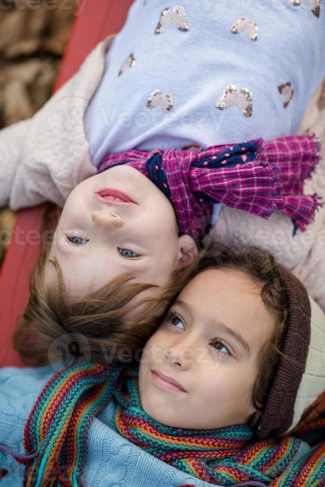 crianças no parque infantil foto