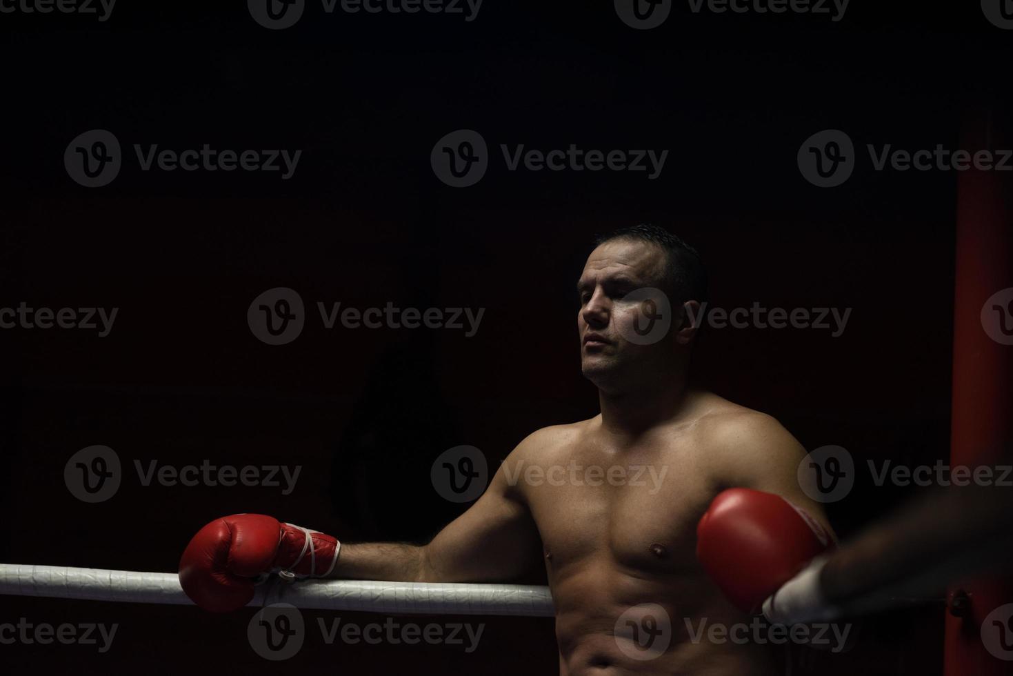 kick boxer descansando nas cordas no canto foto