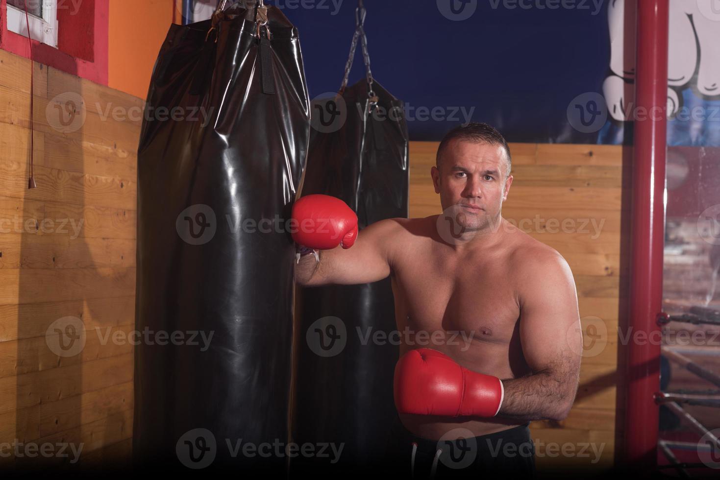 kick boxer treinando em um saco de pancadas foto