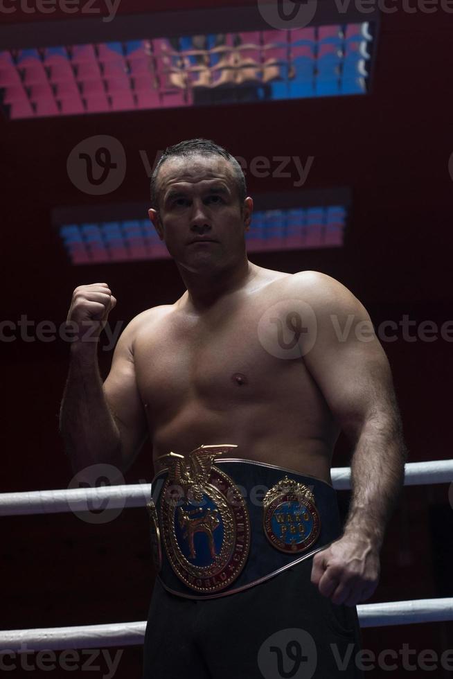 kick boxer com seu cinturão de campeão foto