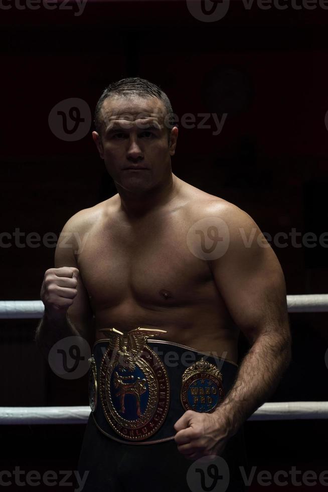 kick boxer com seu cinturão de campeão foto