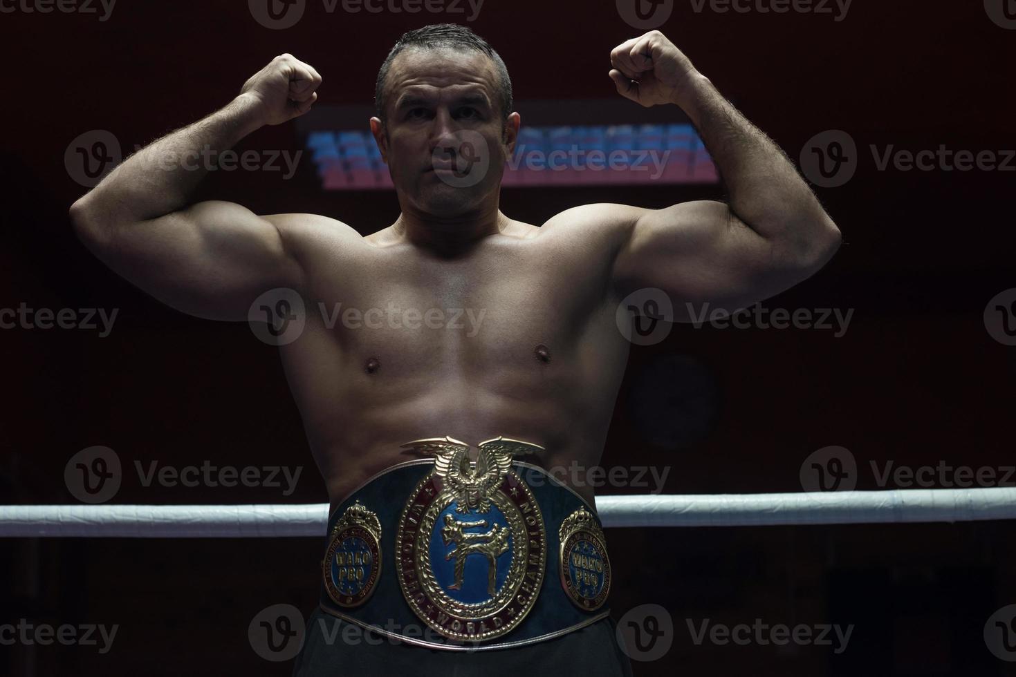 kick boxer com seu cinturão de campeão foto