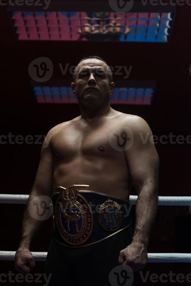 kick boxer com seu cinturão de campeão foto