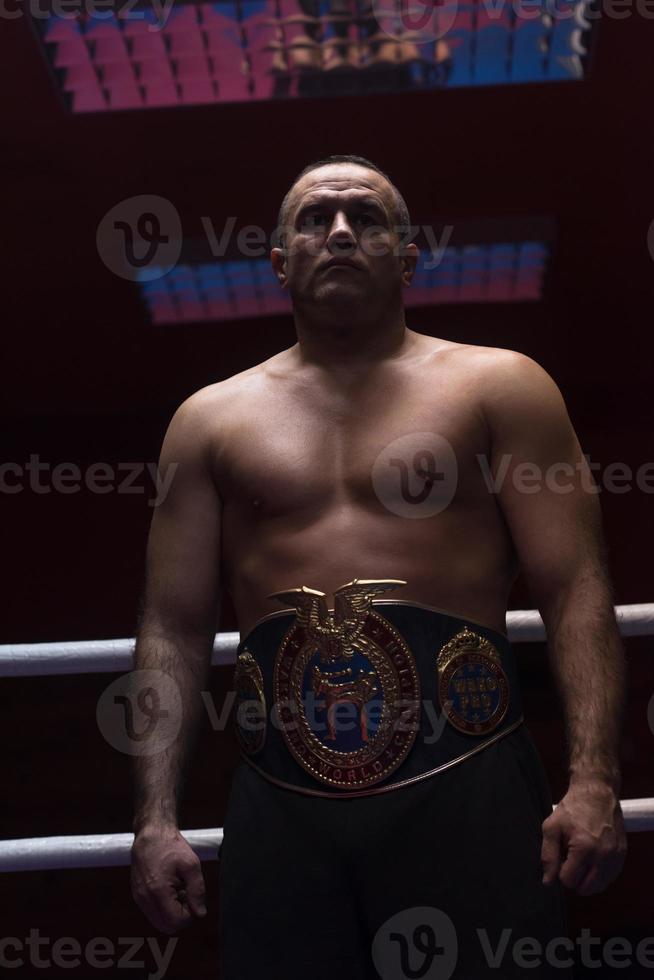 kick boxer com seu cinturão de campeão foto