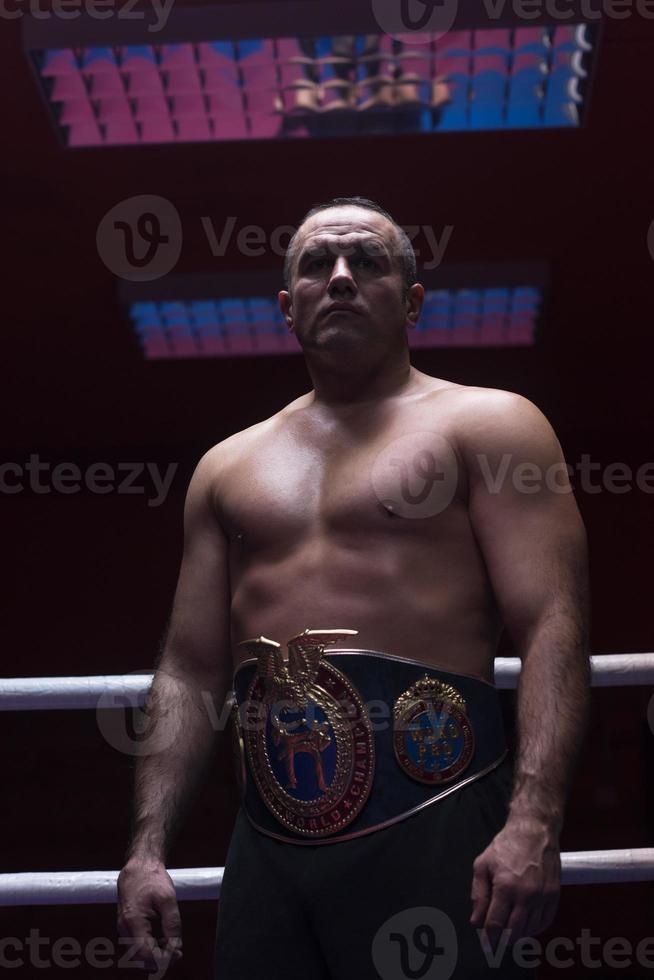 kick boxer com seu cinturão de campeão foto