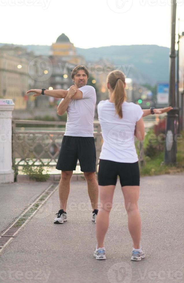 casal se aquecendo antes de correr foto