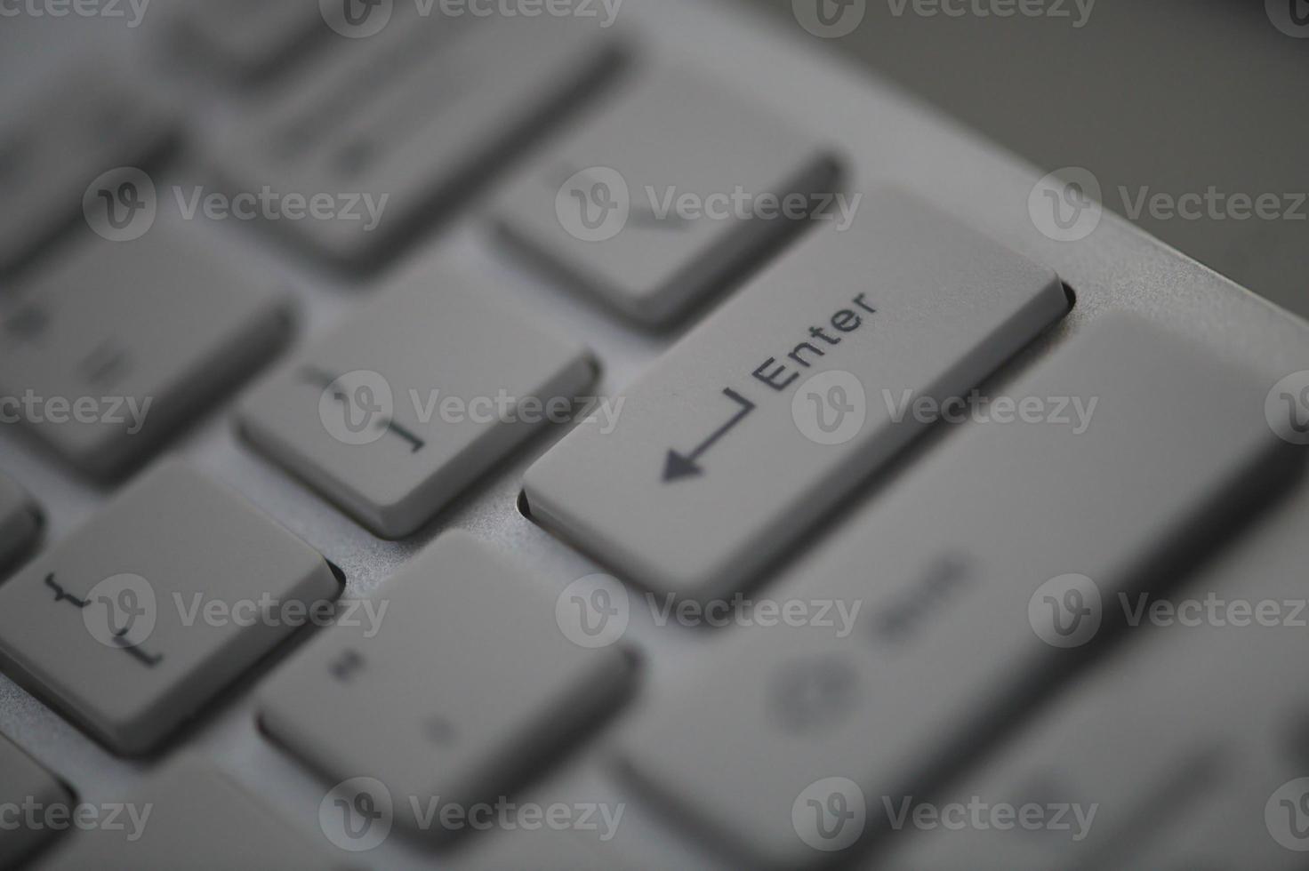 teclado fino na noite escura foto
