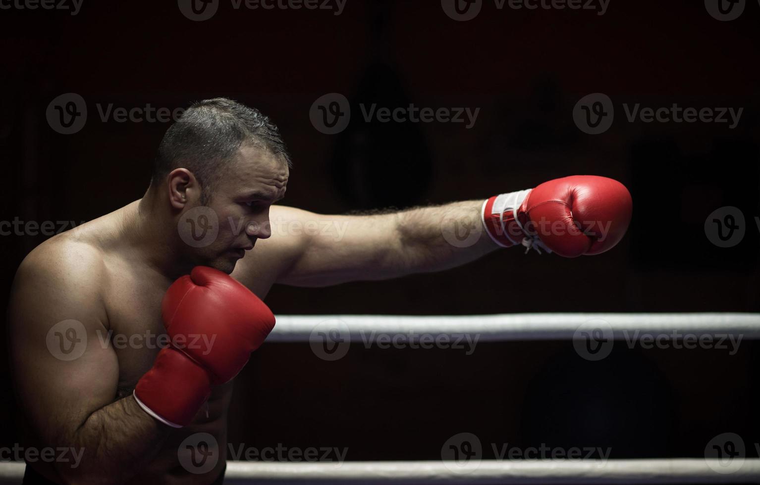 kickboxer profissional no ringue de treinamento foto