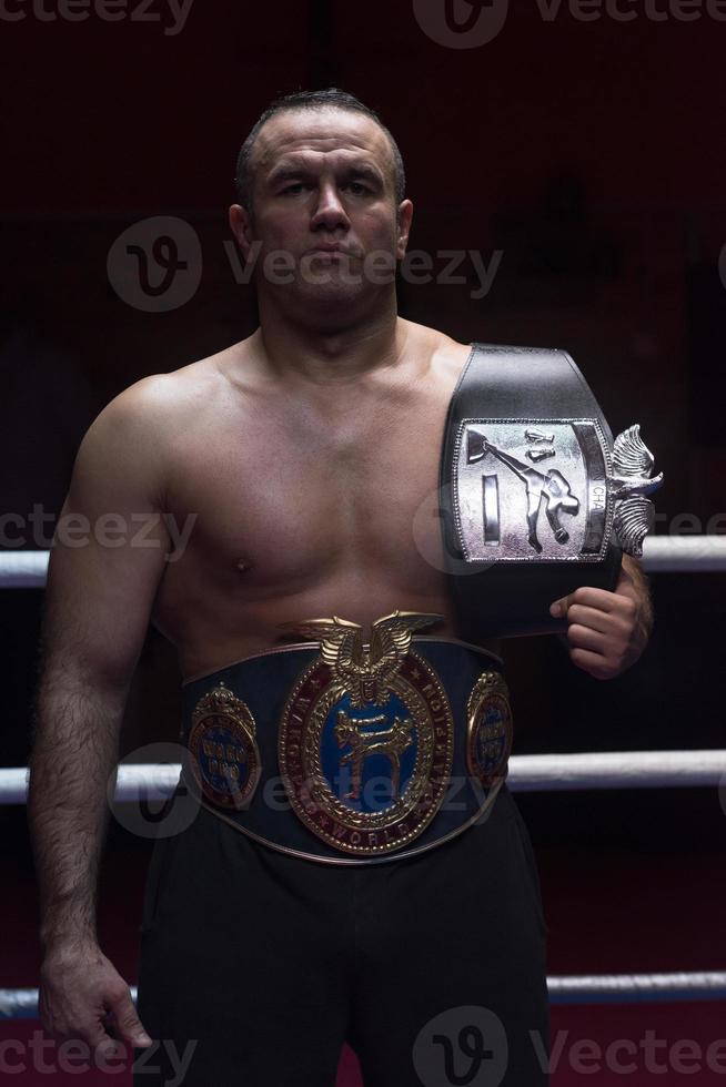 kick boxer com seu cinturão de campeão foto