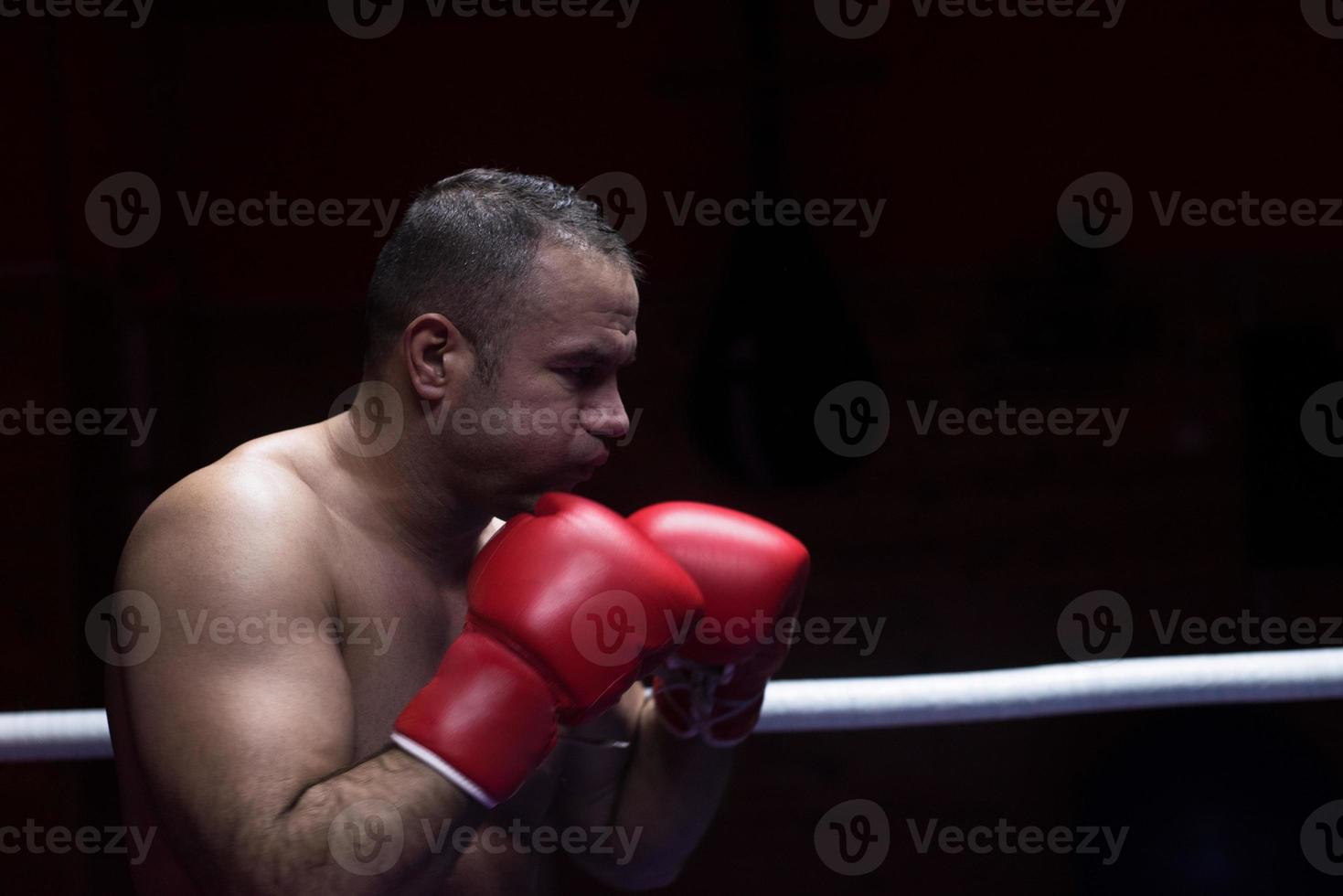 kickboxer profissional no ringue de treinamento foto