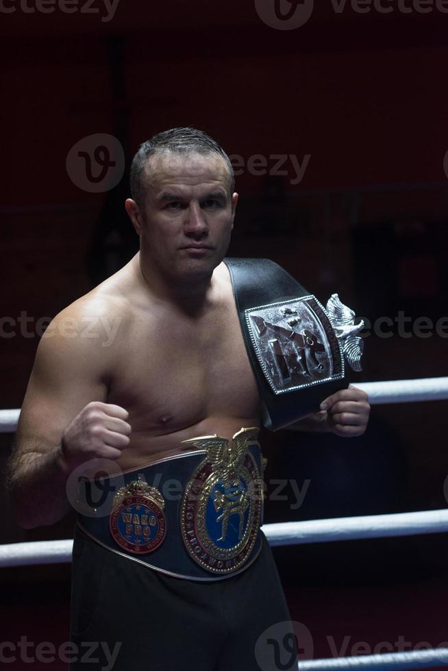 kick boxer com seu cinturão de campeão foto