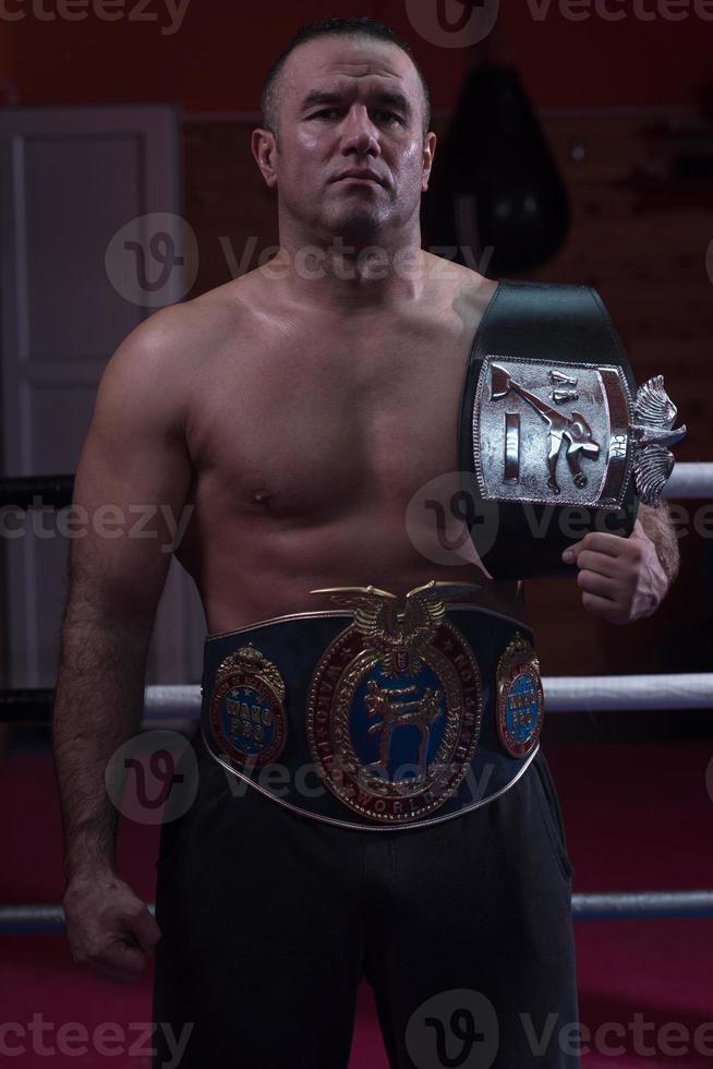kick boxer com seu cinturão de campeão foto