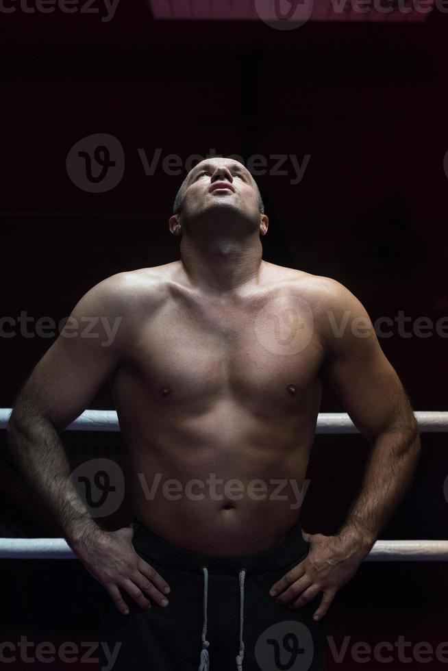 retrato de kickboxer profissional musculoso foto