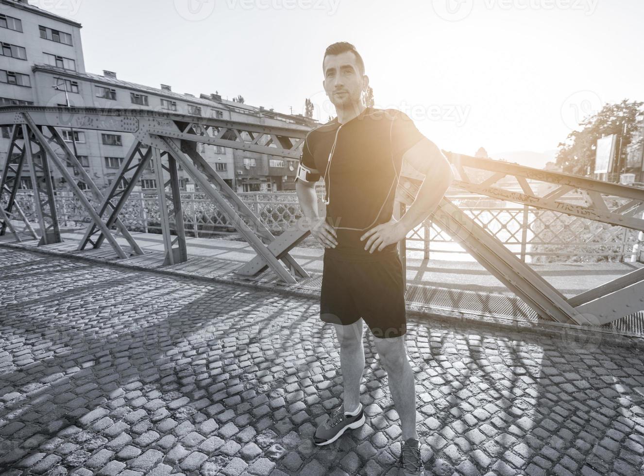 retrato de um homem correndo na manhã ensolarada foto