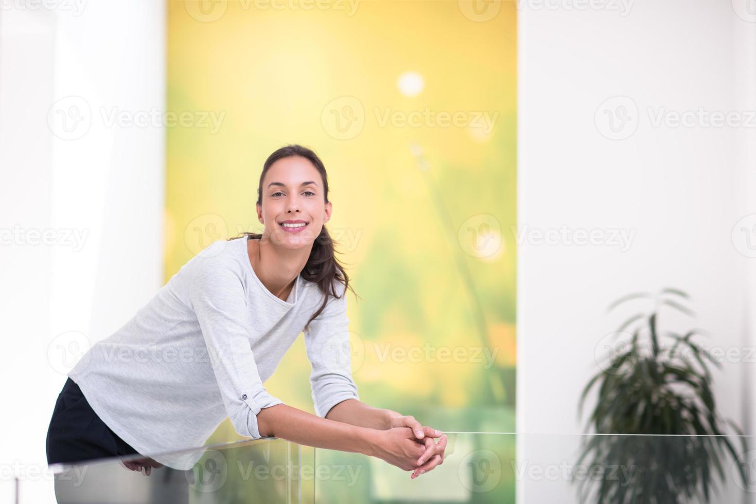 retrato de uma jovem mulher bonita em casa foto